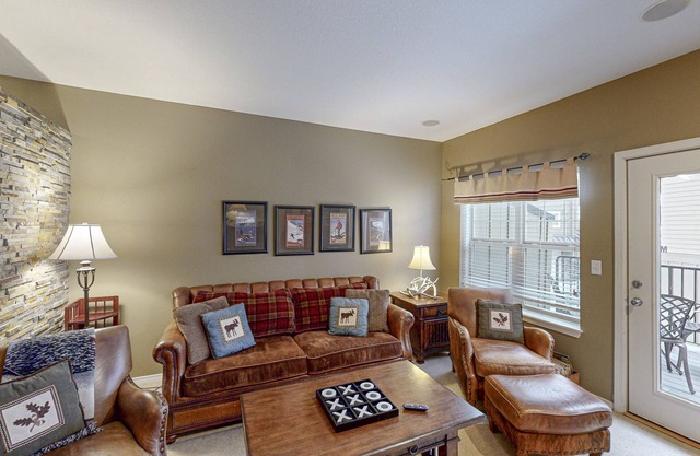 Modern condo w/shared pool/hot tub - steps to town, near skiing