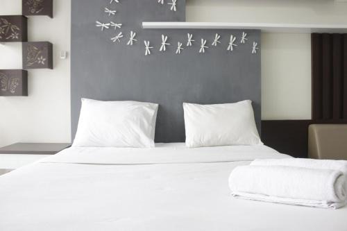 Modern & Contemporary Studio at Beverly Dago Apartment near ITB By Travelio