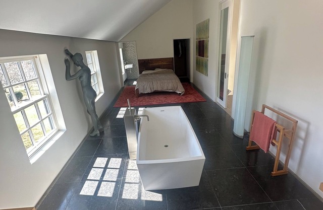 Modern contemporary Barn - architectural masterpiece. 5 bedrooms/75ft pool