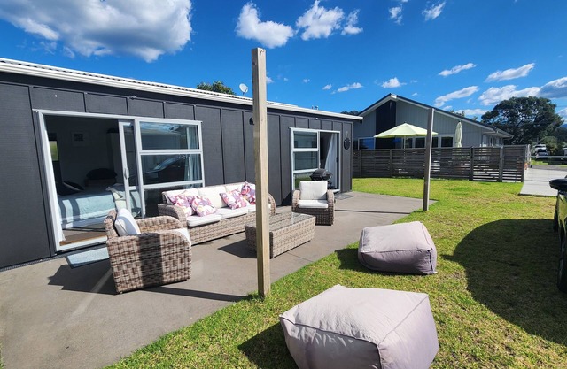 Modern cosy 1 bedroom Bach, estuary location, off-street parking