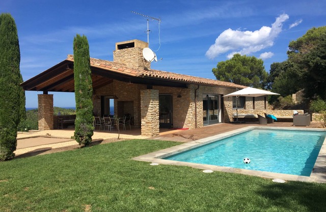 Modern cosy villa near beaches and village of Begur. Calm and green surrounding