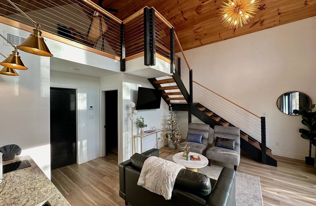 Modern Cottage + Firepit + Nighttime Views + Hot Tub!