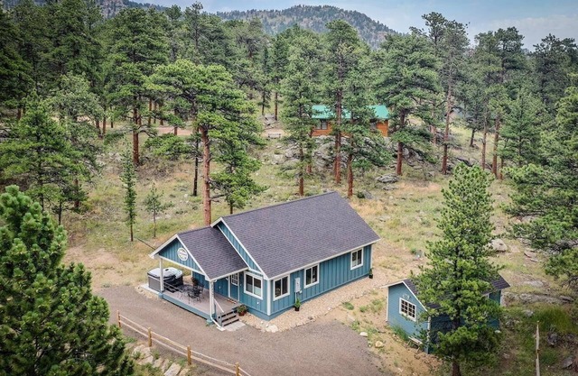 Modern Cottage; Mt Views, Wildlife, Location, Hot Tub, EV & 420 Friendly