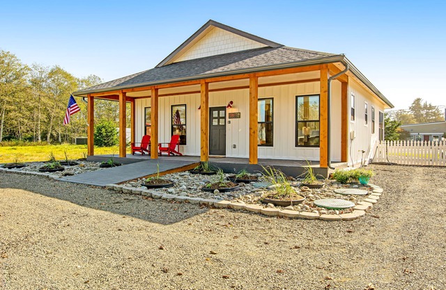 Modern cottage with covered deck, grill & fireplace - walk to beach/bars/dining