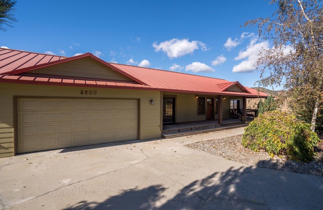 Modern Country Home 7 miles from mission ridge located in Wenatchee Heights