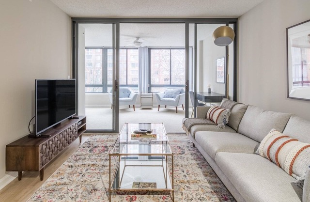 Modern Court House 1BR w/Elevator, near Plaza & Dining, by Blueground