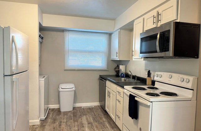 Modern & Cozy 2BR w/King Bed in Appleton, 30 mins by drive from Lambeau Field
