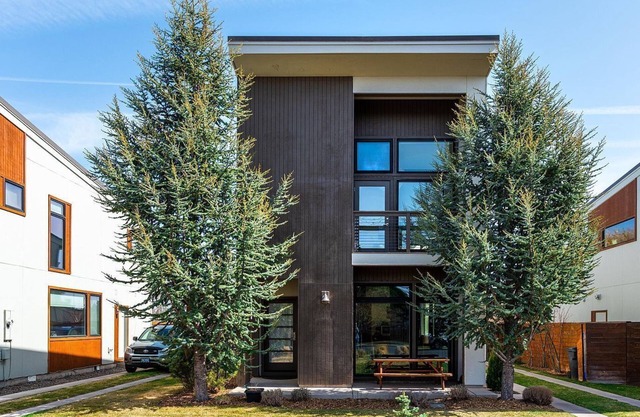 Modern & Cozy 3 Bedroom Home in SW Bend near Old Mill District