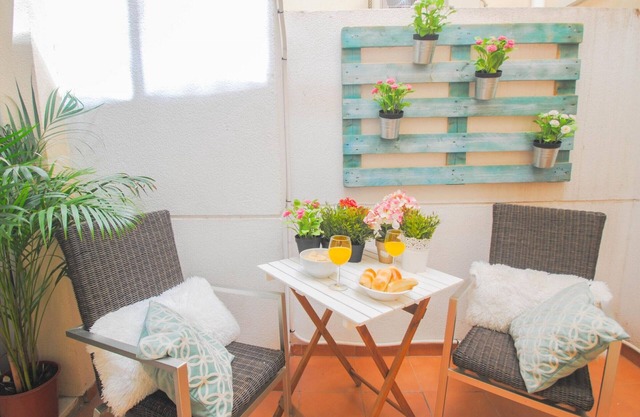 Modern Cozy Apartment Near Beach and Museum, Sleeps 6, Airport Bus, Málaga