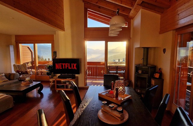 Modern & cozy chalet apartment, close to hiking trails, ski lifts & city center!
