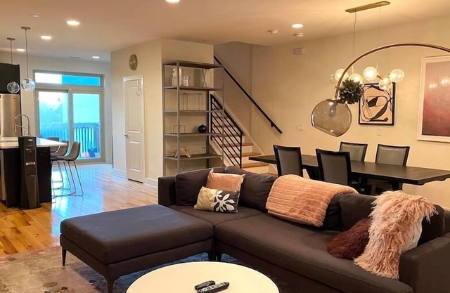 ‘Modern & Cozy Getaway Center City Skyline Views