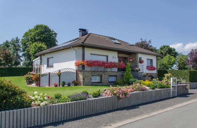 Modern, cozy non-smoking apartment in Bütgenbach with a view of the lake