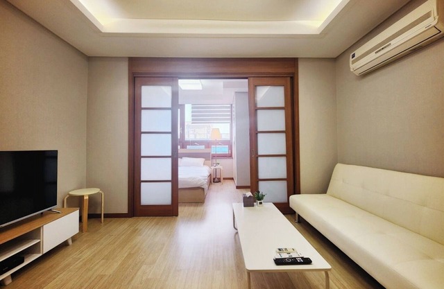 "Modern&Cozy Room in the Heart of Gangnam- Perfect for Business&Travel!"