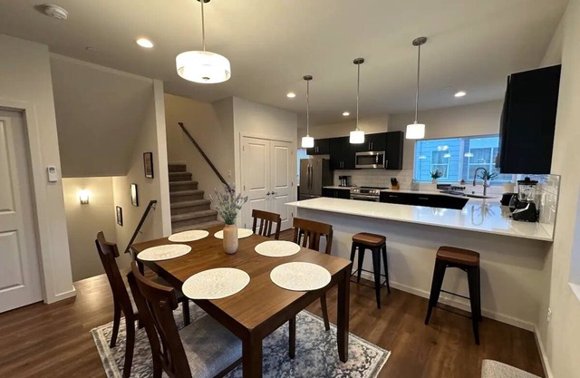 Modern & Cozy Townhouse in Monroe