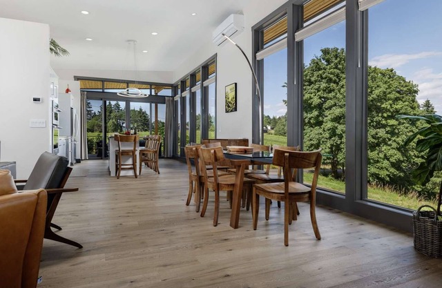 Modern Custom Vineyard Cottage, Epic Views, Huge Decks, BBQ, Ping Pong, EV Charger, Walk to Wineries