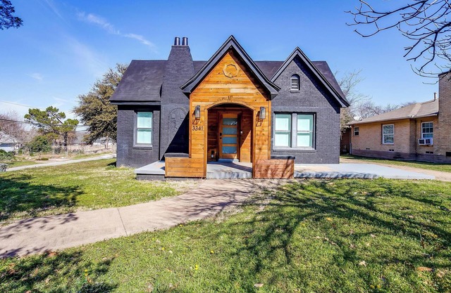 Modern Dallas 3BR | Backyard Oasis & Firepit