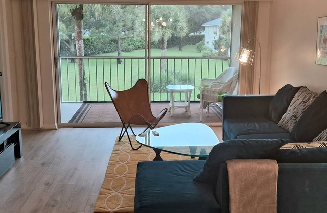Modern Deco Condo in Naples, Bershire lakes community pools heated tennis