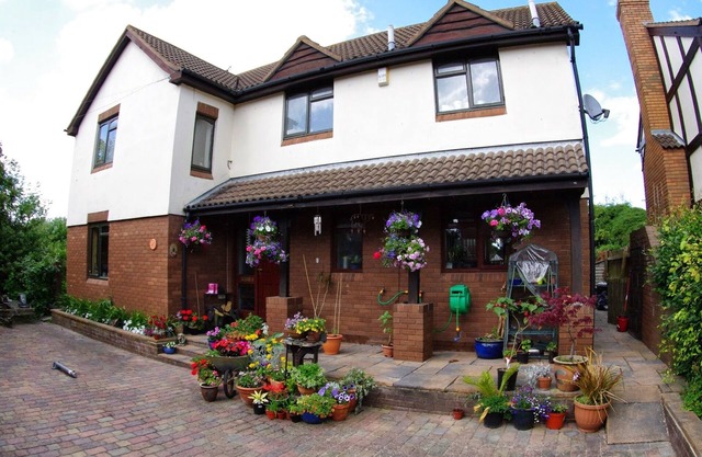 Modern Detached Family Home with Off-Road Parking in Quiet Cul-De-Sac