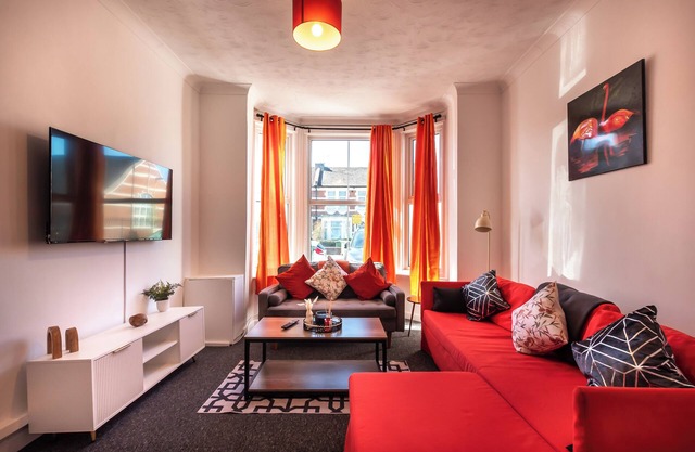 Modern,Discounts,Contractor,Relocation,Free Parking,Town Centre,Fast WIFI