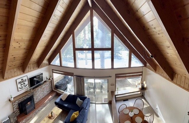 Modern Dog Friendly A-Frame walking distance to Lake.