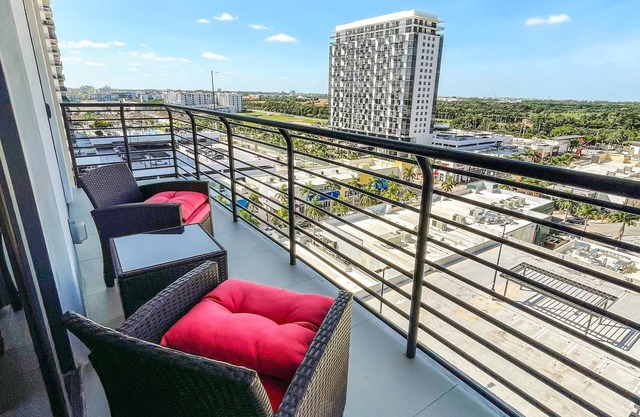 Modern Doral Stay: Spacious Luxury