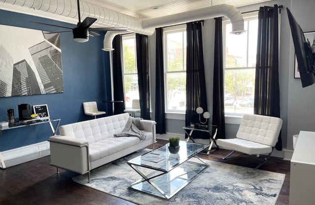 MODERN DOWNTOWN LOFT- FREE PARKING