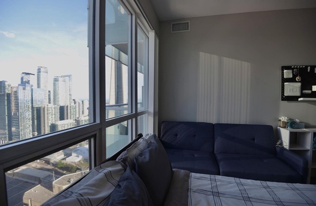 Modern Downtown Toronto Condo - 2Bed/2Bath (1 Free Parking) Sleeps 6