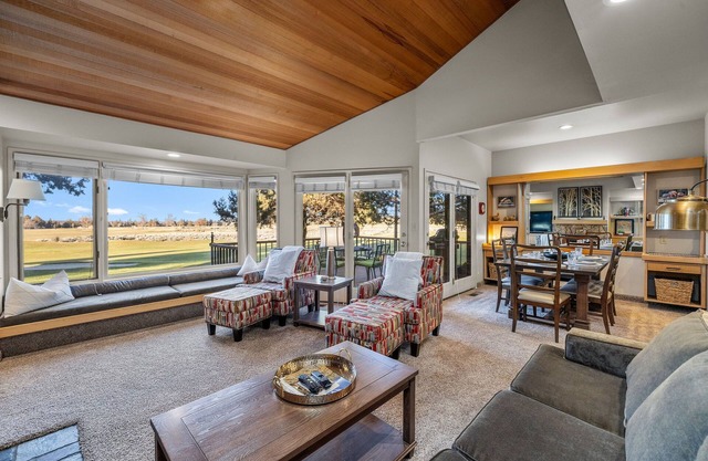 Modern Eagle Crest Condo with Sprawling Golf Course View