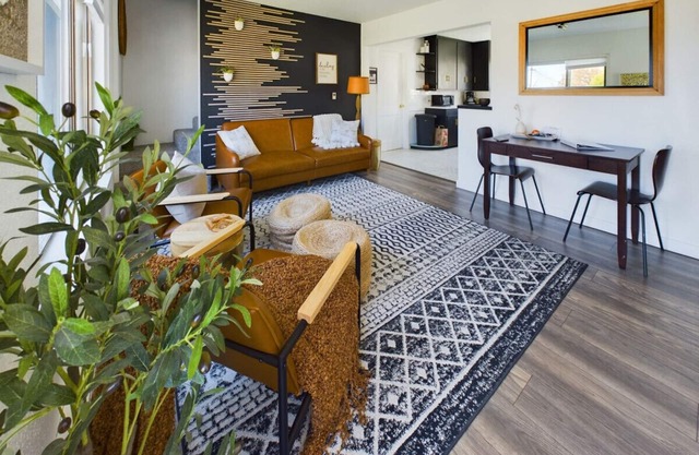 🌿 Modern Earthy Bungalow | KING Beds A/C Pet-Friendly Fenced Yard