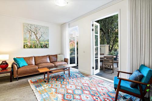 Modern East Melbourne 2-Bed Apartment with Parking