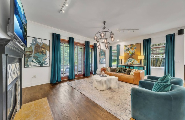 Modern eclectic 4BR, 3BA home in the heart of Inman Park. Walk to the BeltLine, MARTA, top restaurants, and parks. Smart TVs, strong WiFi, front porch, and patio!
