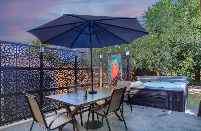 Modern Eclectic Home~Walk to WEM~AirCon~Yard~Hot Tub