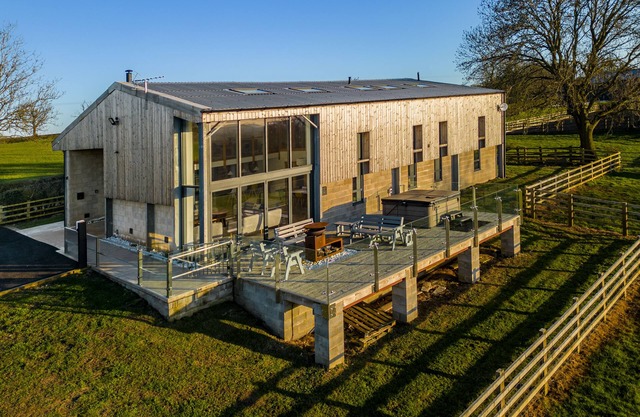 Modern eco-lodge with a private hot tub & picturesque views