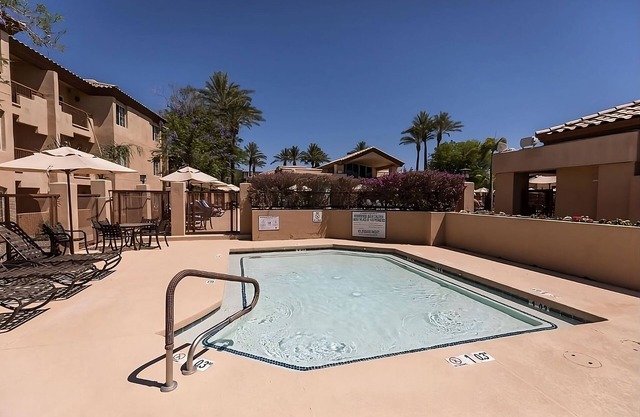 Modern Elegance in the City! Outdoor Swimming Pool, Full Kitchen, Free Parking!