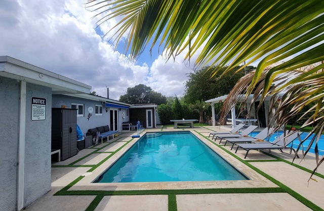 Modern exquisite & luxurious vacation rental pool heater close to the beach 9 m