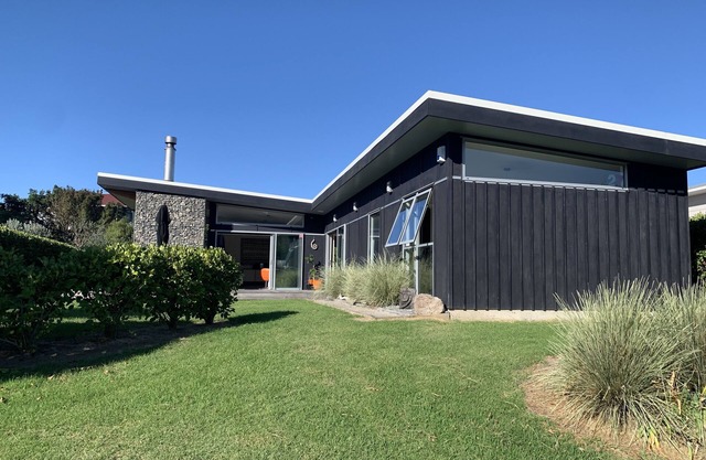 Modern family bach, close to beach and park.