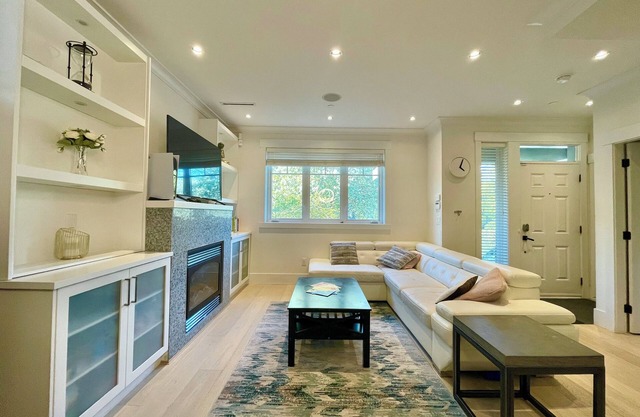 Modern, family friendly space with Air conditioning, 8 min to Downtown!