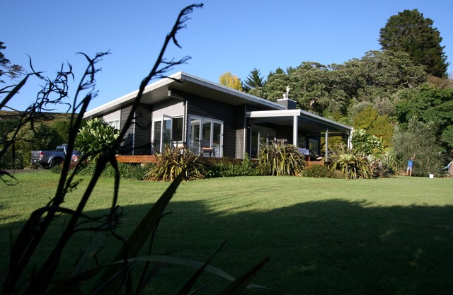 Modern, Family Friendly Beach Bach - Kuaotunu (BYO LINEN)