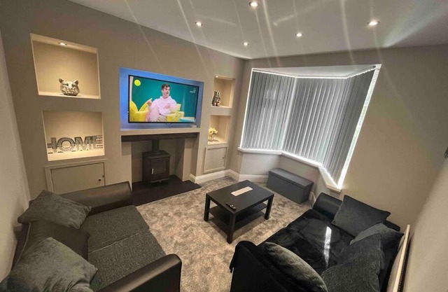 Modern Family home large garden free parking