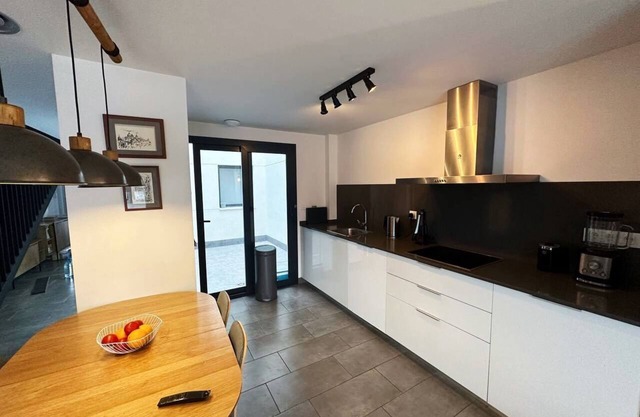 Modern family home 2 min walk to the beach