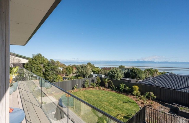 Modern Family home with Views, Sunsets and Space in Atawhai. 8 mins to Nelson.