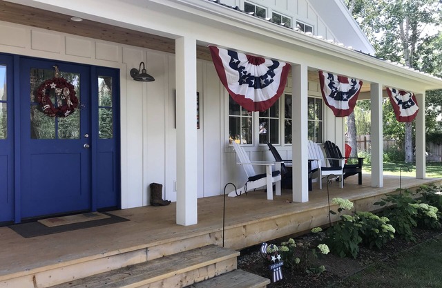 Modern Farm House:Amazing Location. Shopping, Hiking, Fishing and Skiing