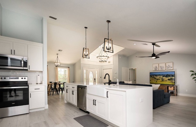 Modern Farm Retreat with endless springs nearby, Family Friendly!