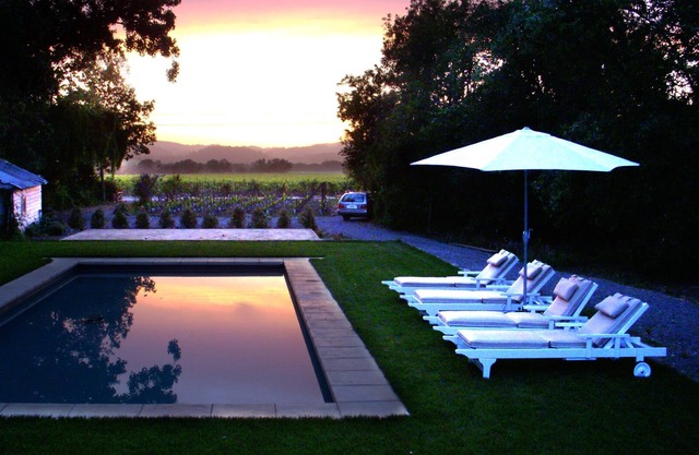 Modern Farmhouse: 2021 remodel, great pool, privacy, 5min to Healdsberg