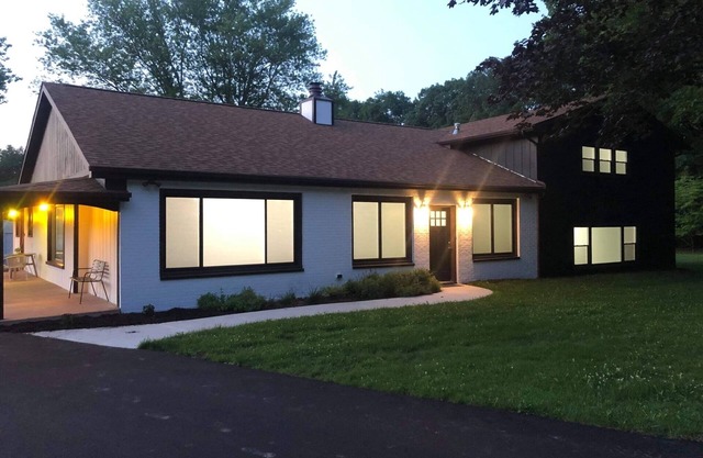 Modern FarmHouse Stay On 12 Acres with Fireplace and Hot Tub, Sleeps 16