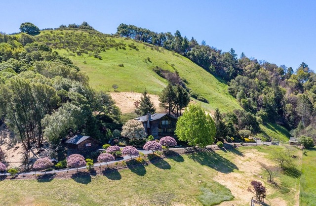 Modern Farmhouse Villa with Captivating Panoramic Views, Hot Tub and Sauna!