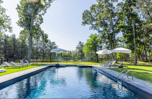 Modern farmhouse w/heated pool, beach, horses and winery in heart of North Fork