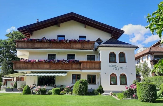 Modern feel-good studio * for 2 people near Innsbruck with terrace
