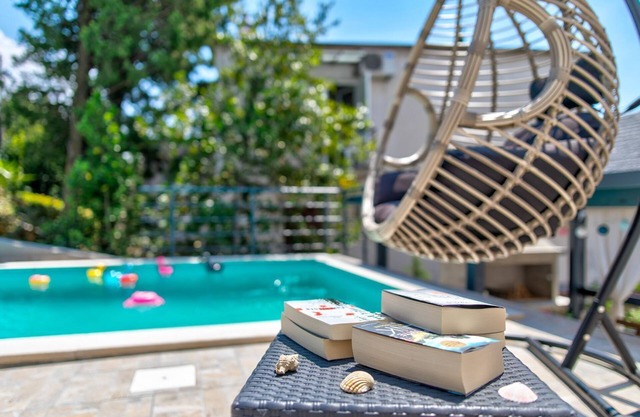 Modern flat just 150 metres from the beach with pool, jacuzzi, sea view, billiards