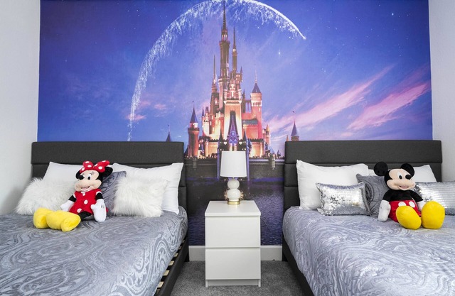 Modern FOUR-Bedroom piece of paradise close to Disney!